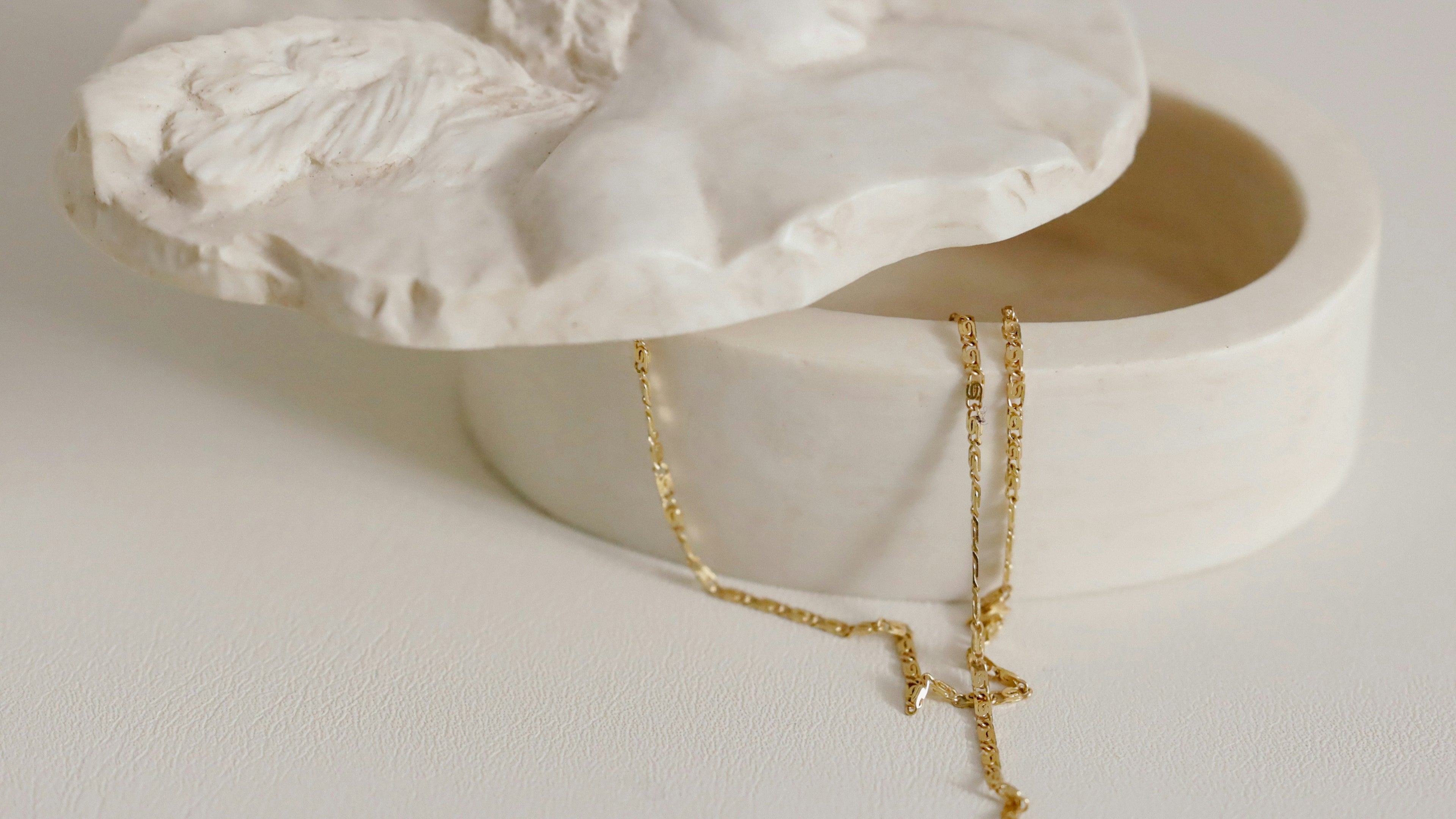 Minimal Chains That Make a Quiet Statement